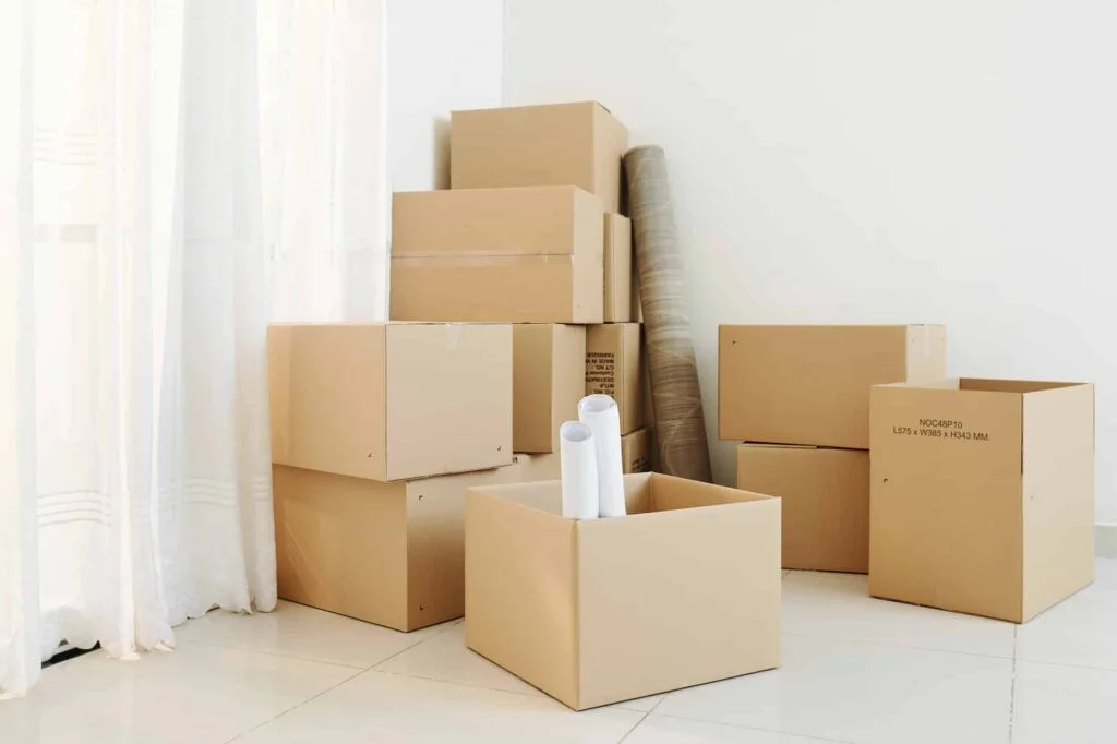 https://www.boxfactory.com.au/wp-content/uploads/2019/01/cardboard-boxes-with-belongings-1024x682.jpg.webp